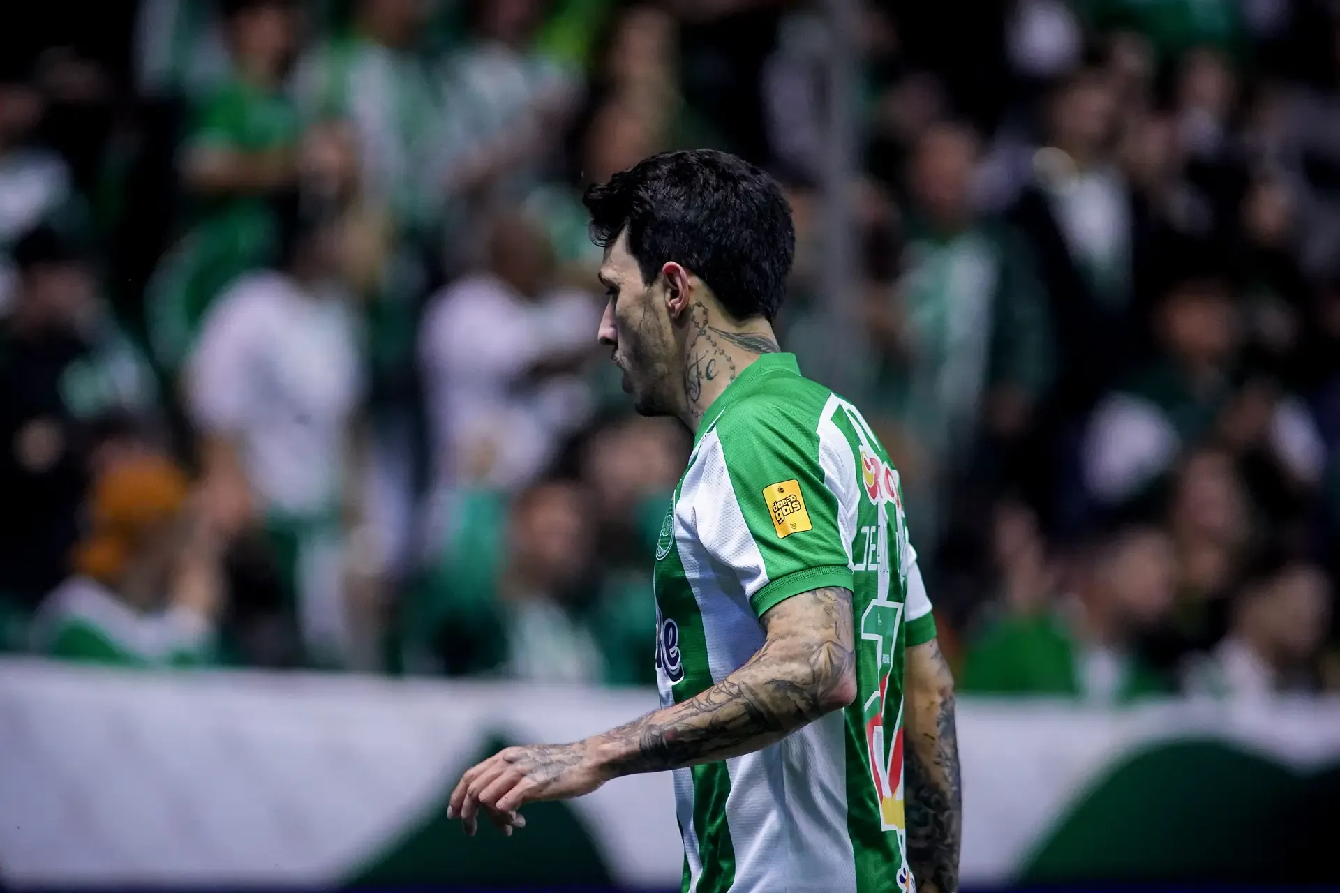 Jogador do Juventude em campo com a camisa verde exibindo o patch do Doe Gols na manga, durante a partida contra o Criciúma no Alfredo Jaconi.