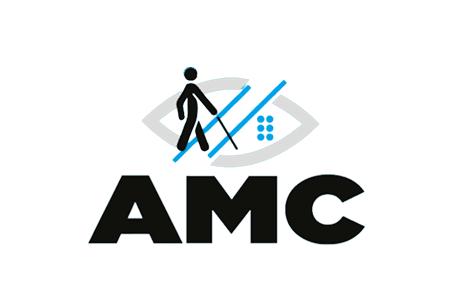 Logotipo da AMC: símbolo composto por um olho estilizado em cinza, sobre o qual aparece a figura de uma pessoa caminhando com bengala branca e duas listras diagonais em azul, representando acessibilidade para pessoas com deficiência visual. Abaixo, a sigla 'AMC' em letras maiúsculas pretas e negrito, sobre fundo branco.